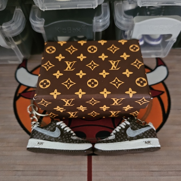 Fashion pair of mini sneakers keychain. - Picture 4 of 6